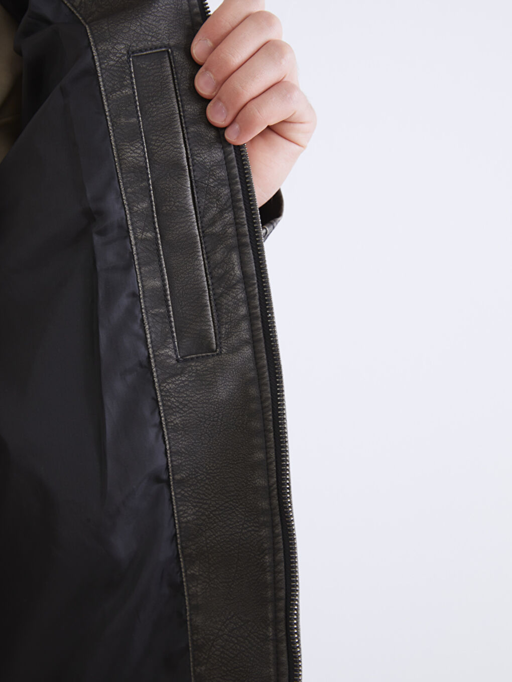 Siyah Standart Kalıp Erkek Deri Görünümlü Mont-3