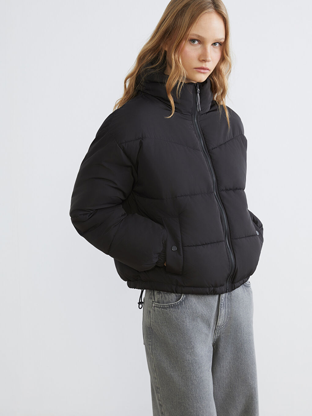 Siyah Dik Yaka Kadın Şişme Mont