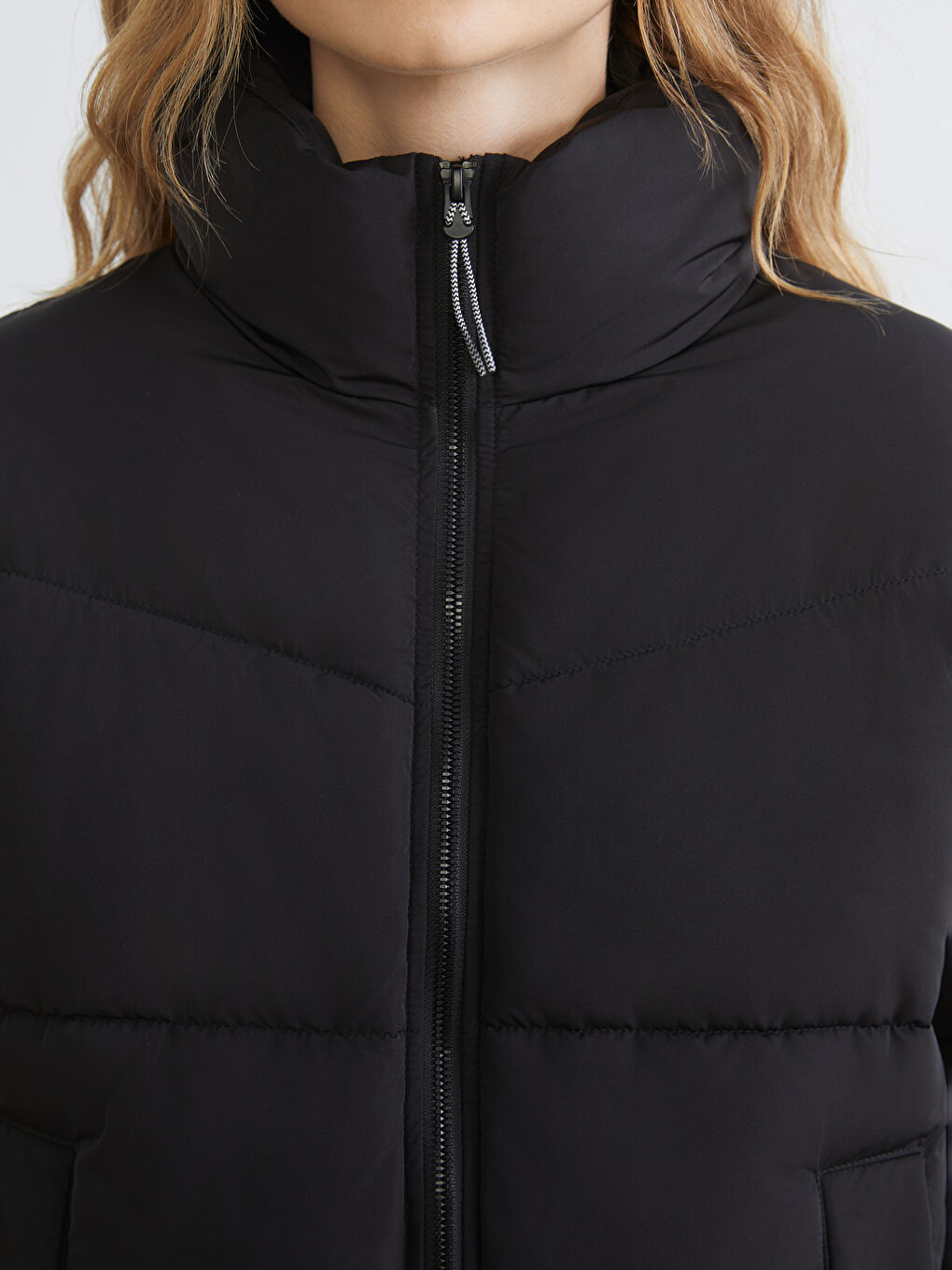 Siyah Dik Yaka Kadın Şişme Mont-1