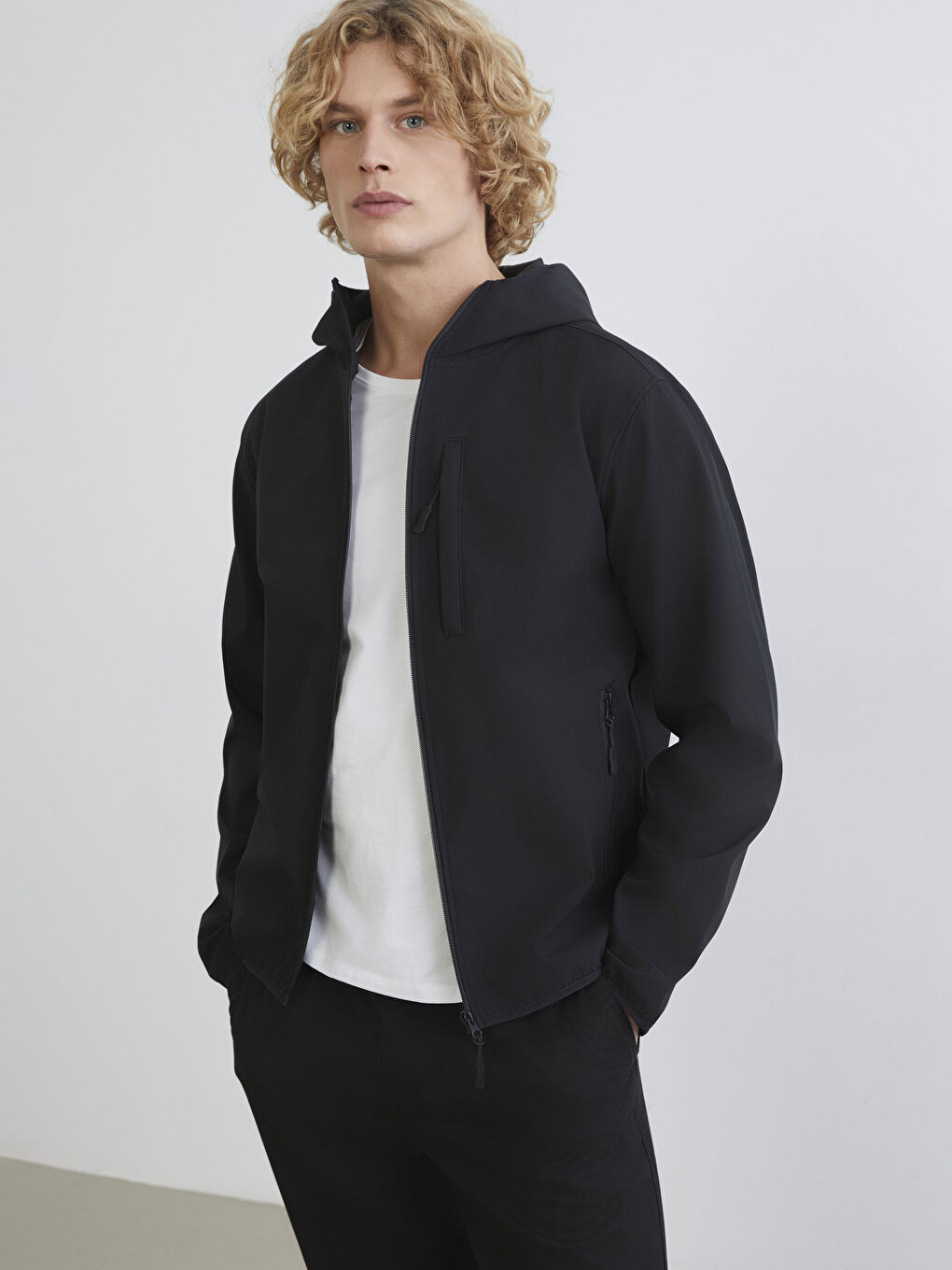 Siyah Standart Kalıp Kapüşonlu Erkek Mont