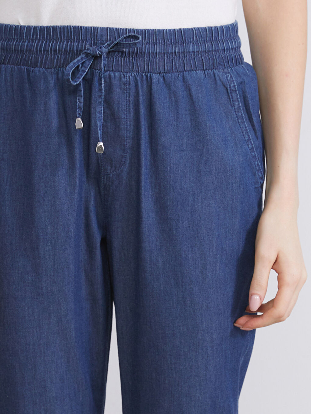 ქალი შავი ჯინსი-2