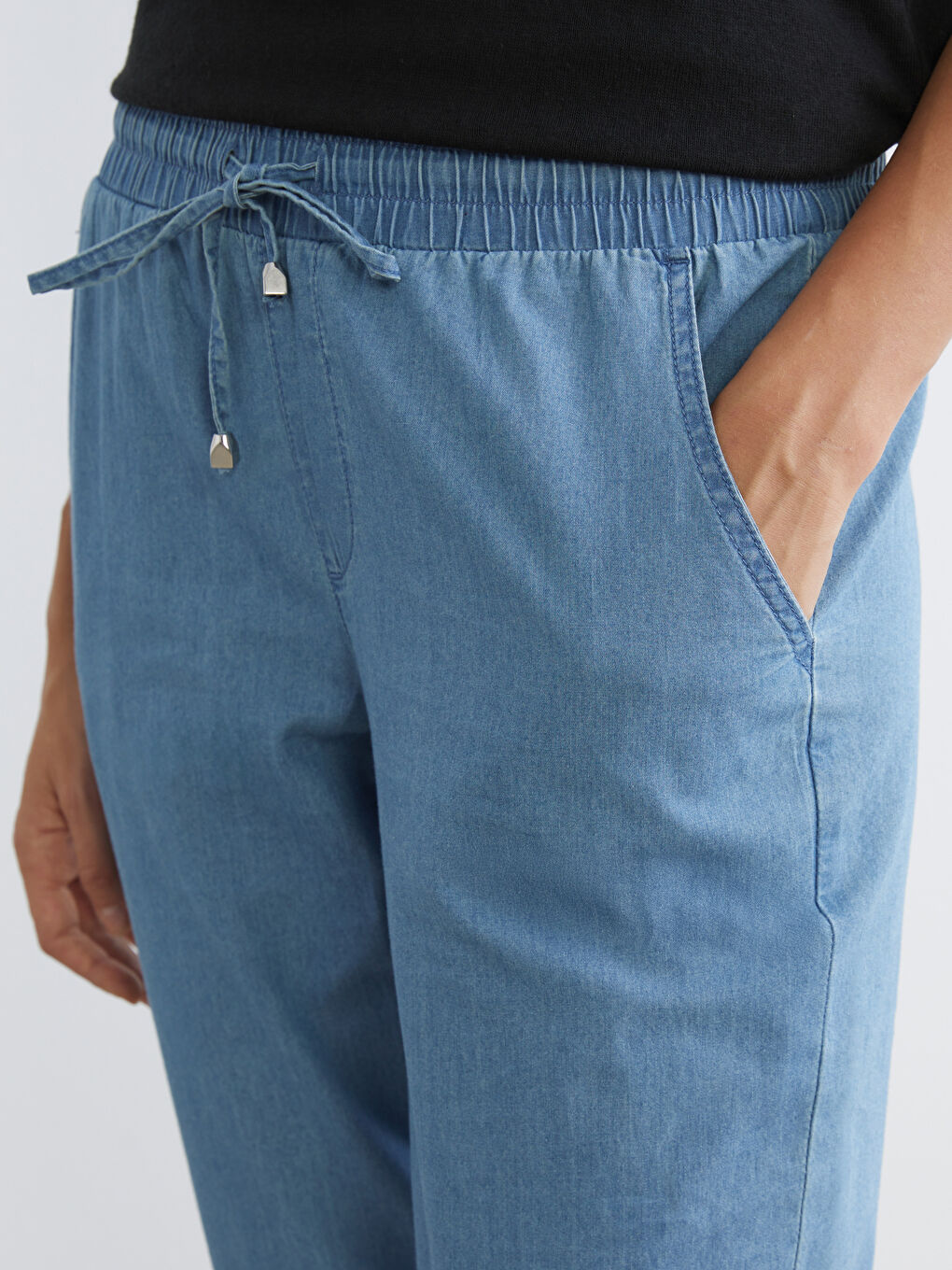 ქალი ლურჯი ჯინსი-2