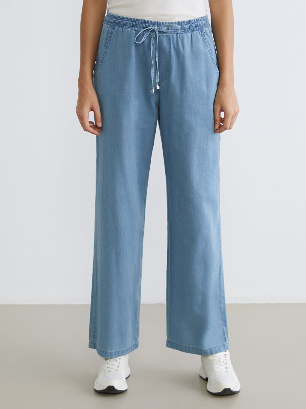 ქალი მუქი ლურჯი ჯინსი-1