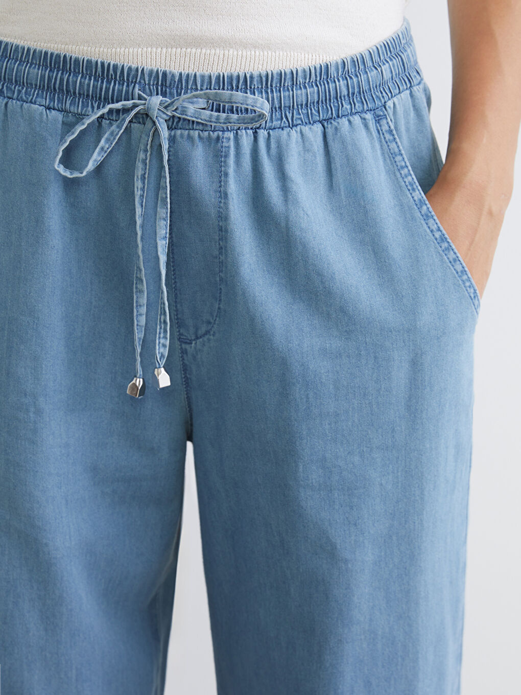 ქალი მუქი ლურჯი ჯინსი-2