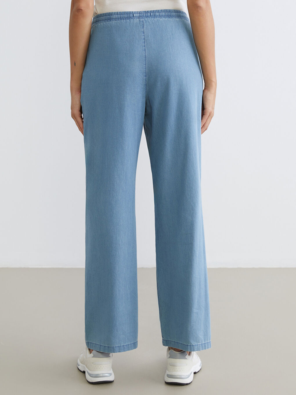 ქალი მუქი ლურჯი ჯინსი-3