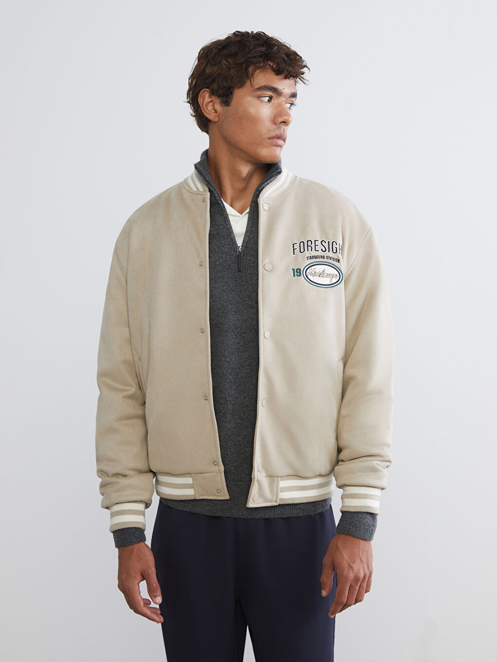 Мъж Бежово Палто