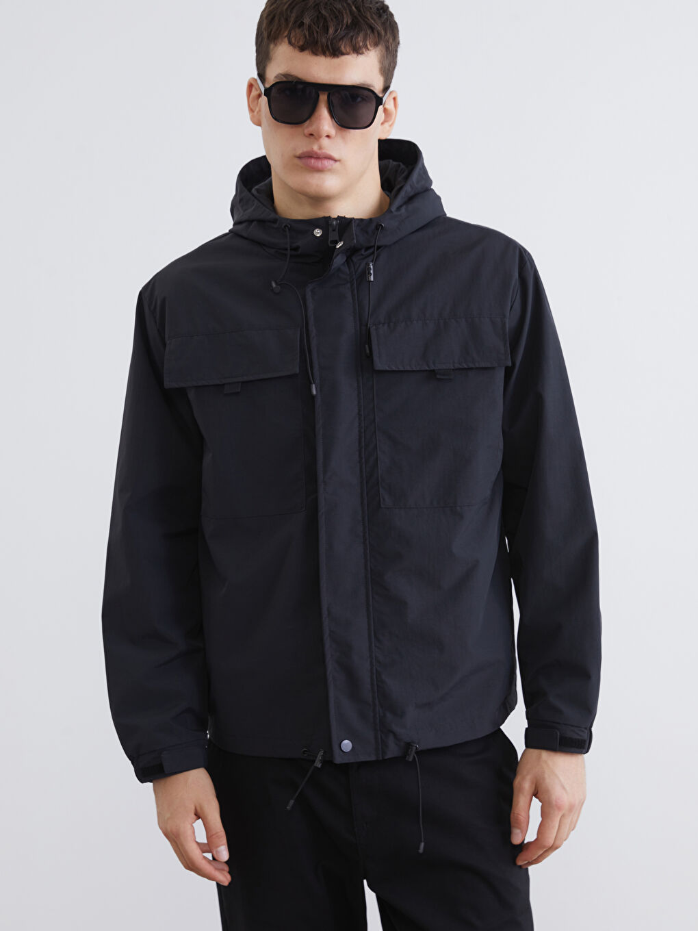 Siyah Standart Kalıp Kapüşonlu Erkek Yağmurluk