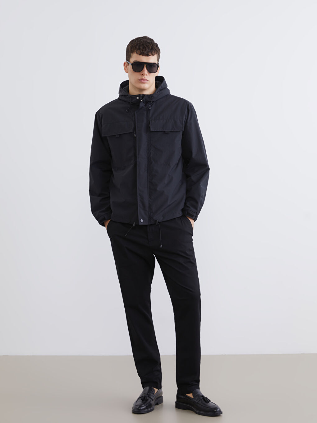 Siyah Standart Kalıp Kapüşonlu Erkek Yağmurluk-1