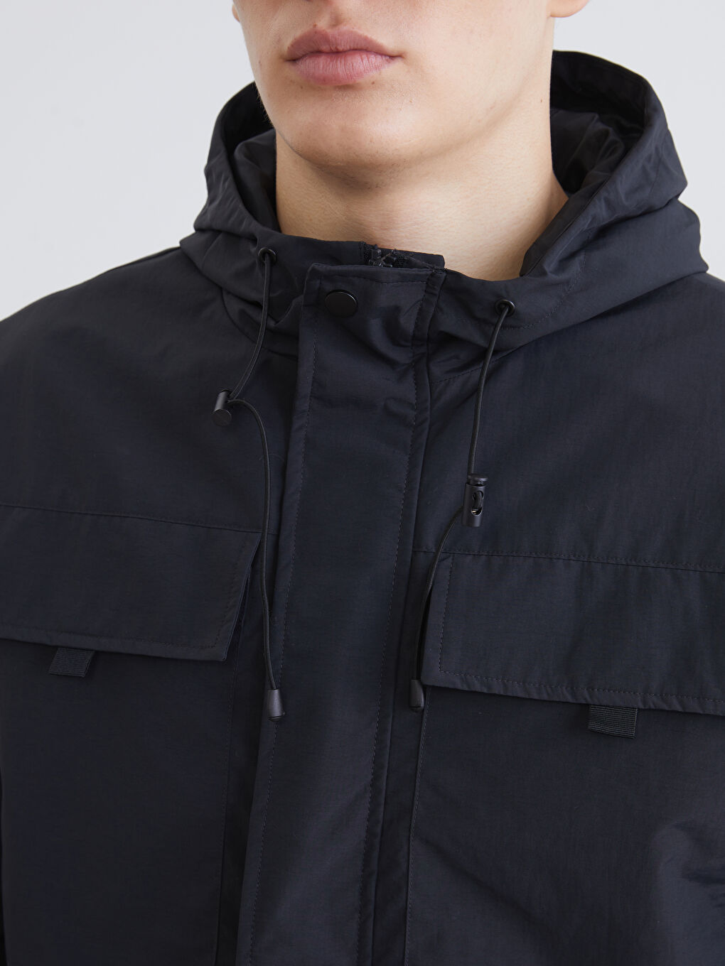 Siyah Standart Kalıp Kapüşonlu Erkek Yağmurluk-2