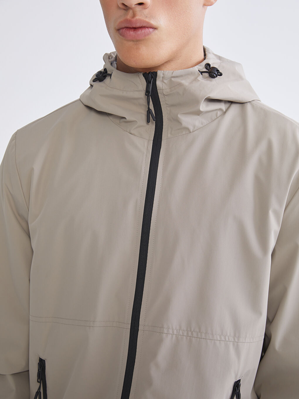 Bej Standart Kalıp Kapüşonlu Erkek Yağmurluk-4