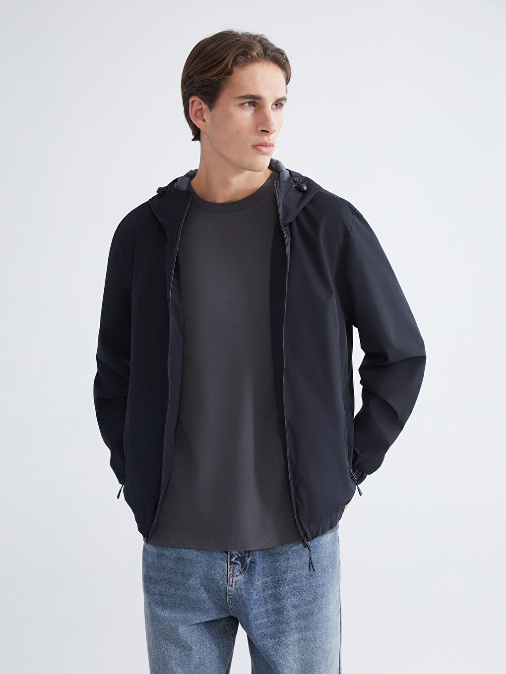 Siyah Standart Kalıp Kapüşonlu Erkek Yağmurluk-1