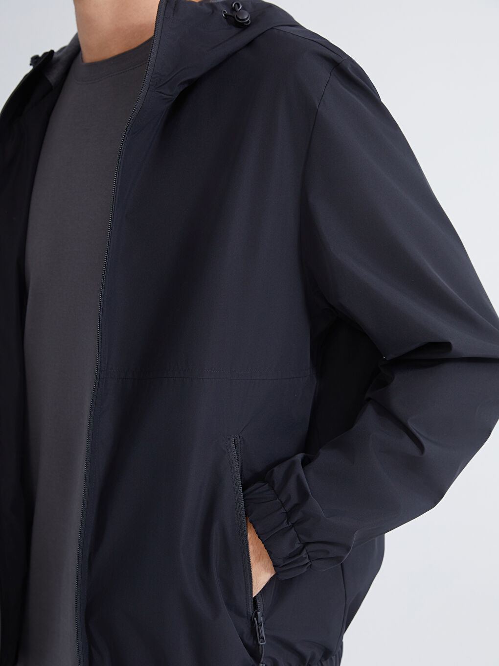 Siyah Standart Kalıp Kapüşonlu Erkek Yağmurluk-4