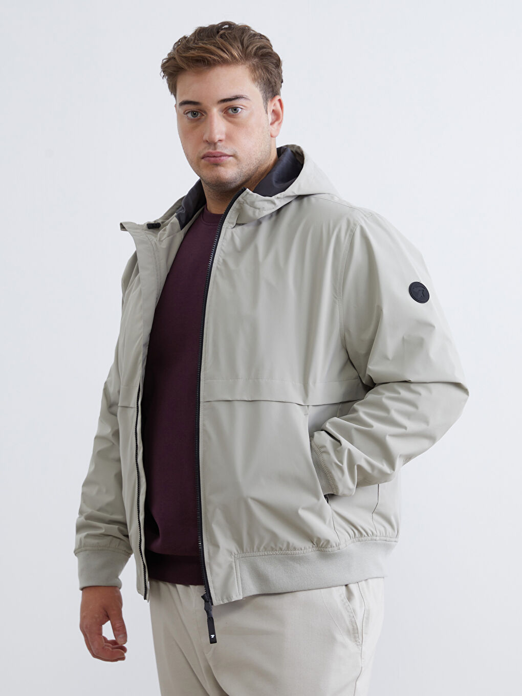 მამაკაცები რუხი საწვიმარი