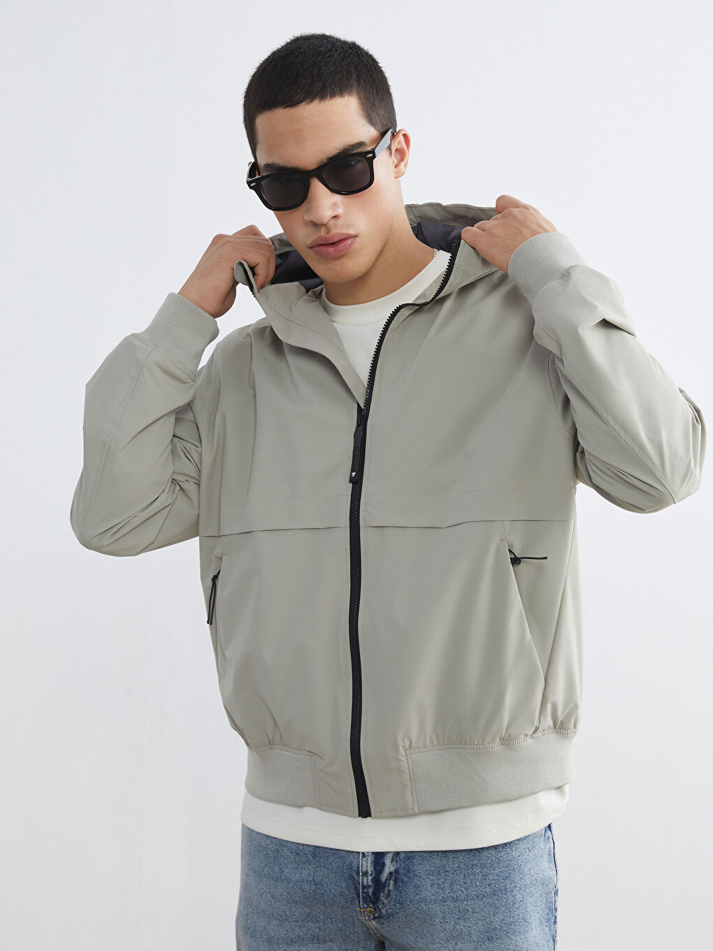 Gri Rahat Kalıp Kapüşonlu Erkek Yağmurluk