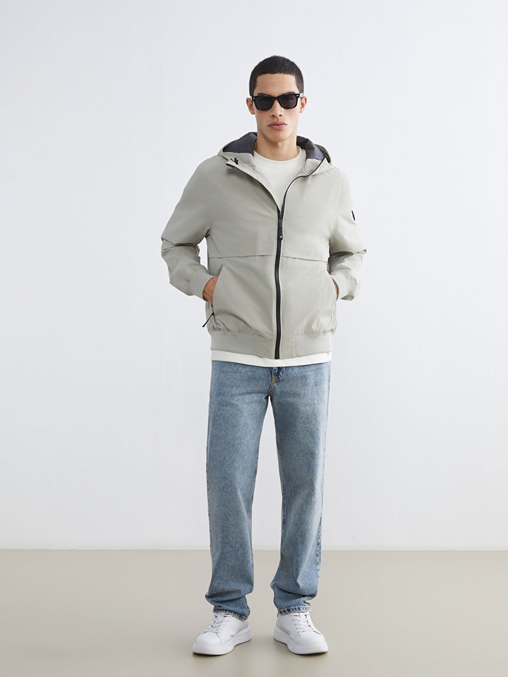 Gri Rahat Kalıp Kapüşonlu Erkek Yağmurluk-1