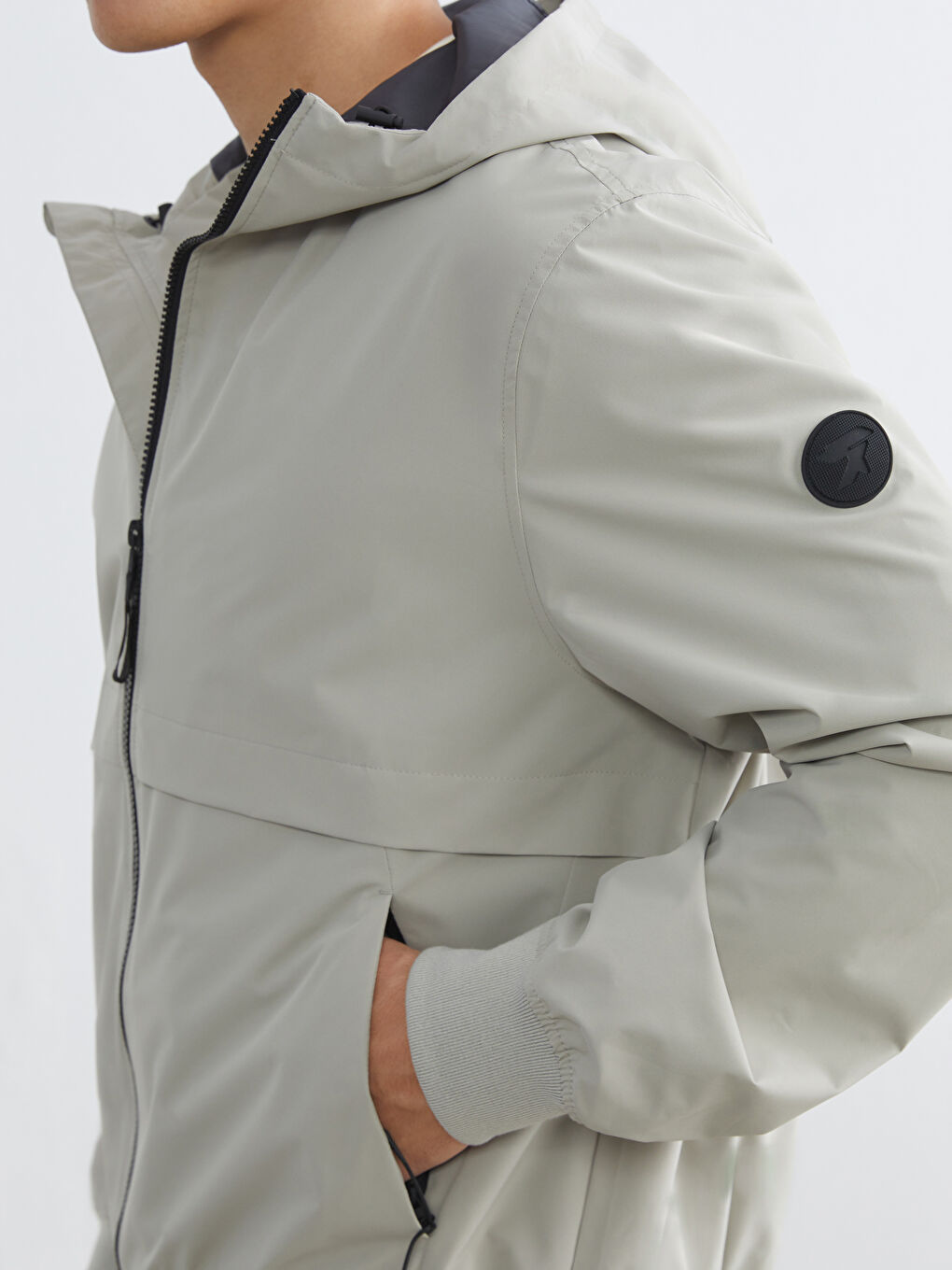 Gri Rahat Kalıp Kapüşonlu Erkek Yağmurluk-2