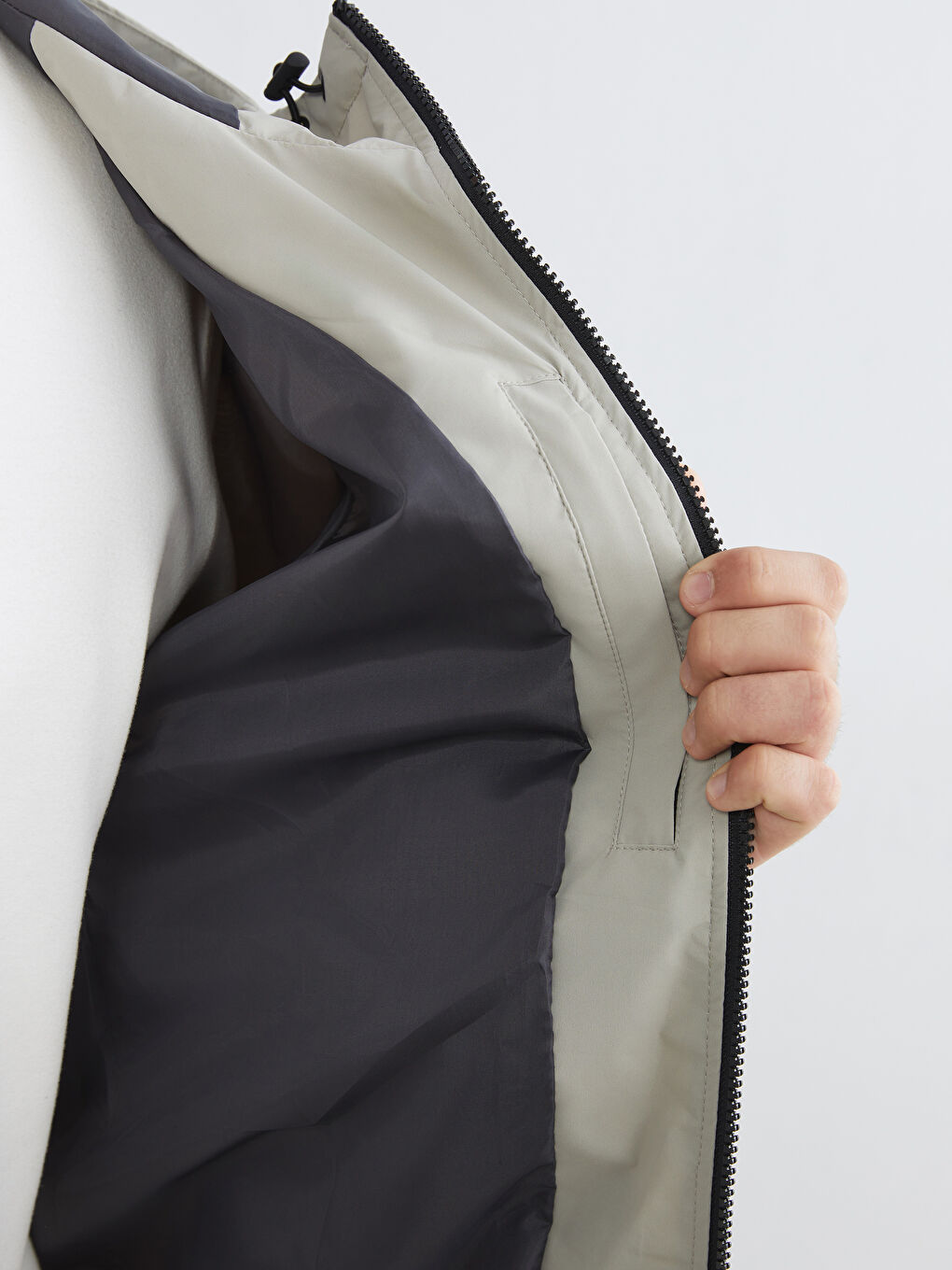 Gri Rahat Kalıp Kapüşonlu Erkek Yağmurluk-3