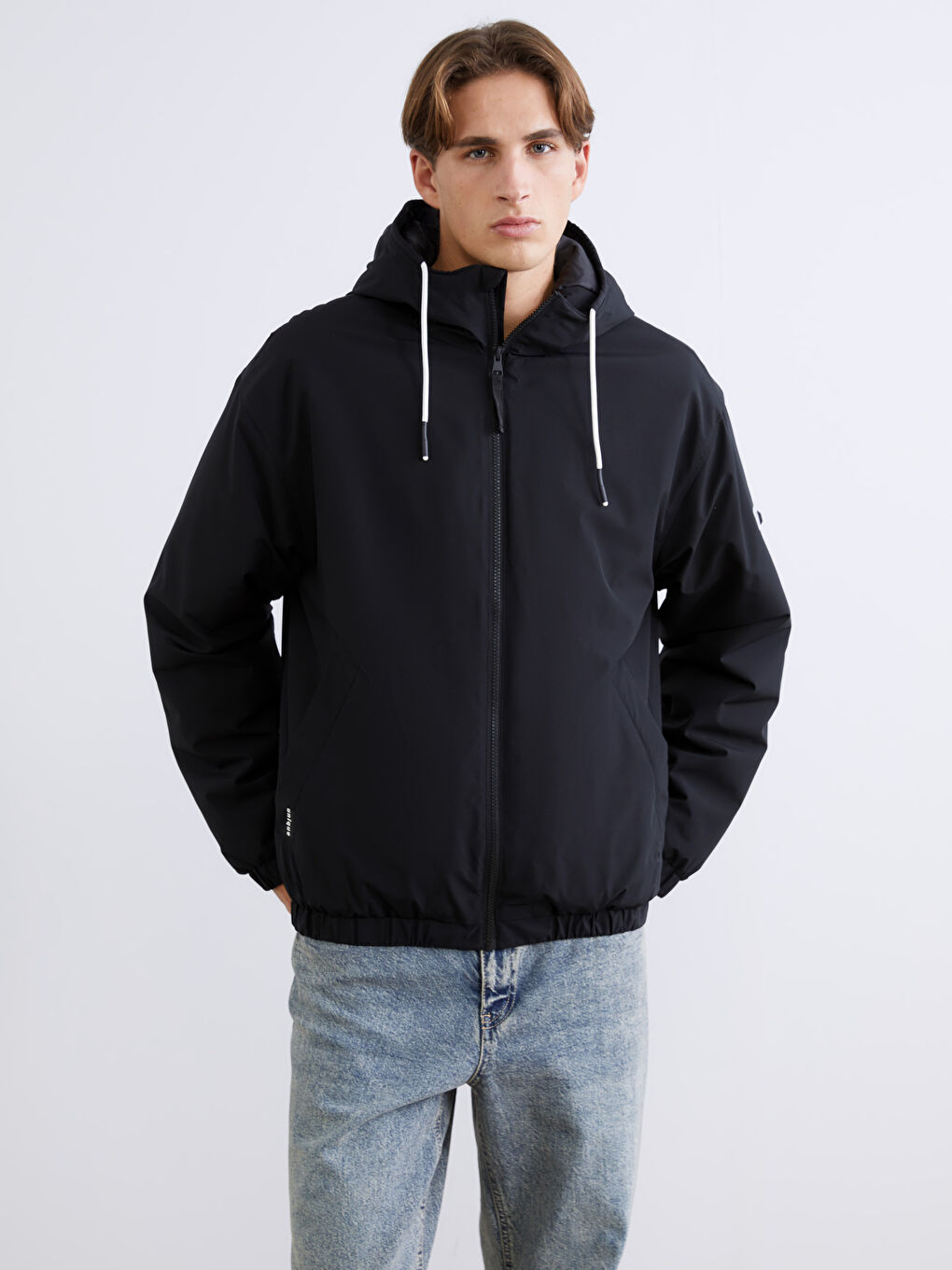 Siyah Standart Kalıp Kapüşonlu Erkek Mont