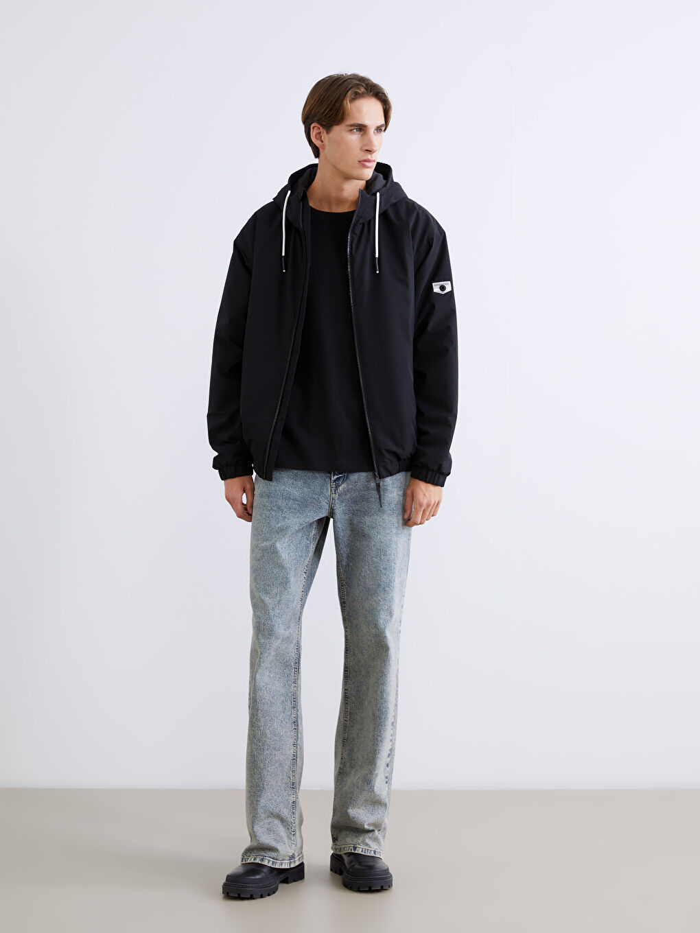 Siyah Standart Kalıp Kapüşonlu Erkek Mont-1