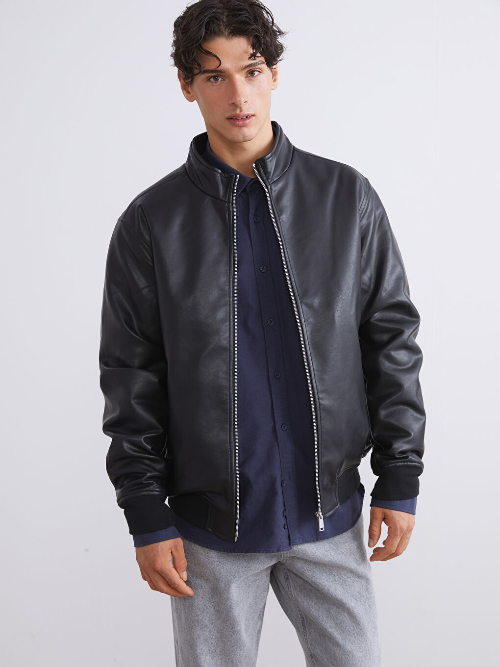 Siyah Standart Kalıp Dik Yaka Erkek Deri Görünümlü Mont