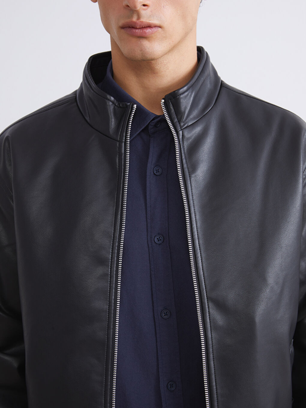 Siyah Standart Kalıp Dik Yaka Erkek Deri Görünümlü Mont-2