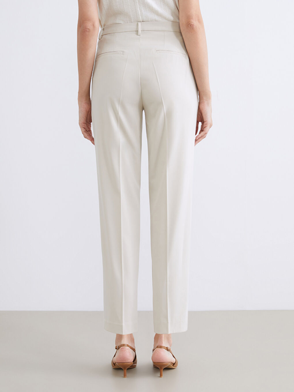 Женщины Бежевый Брюки-3