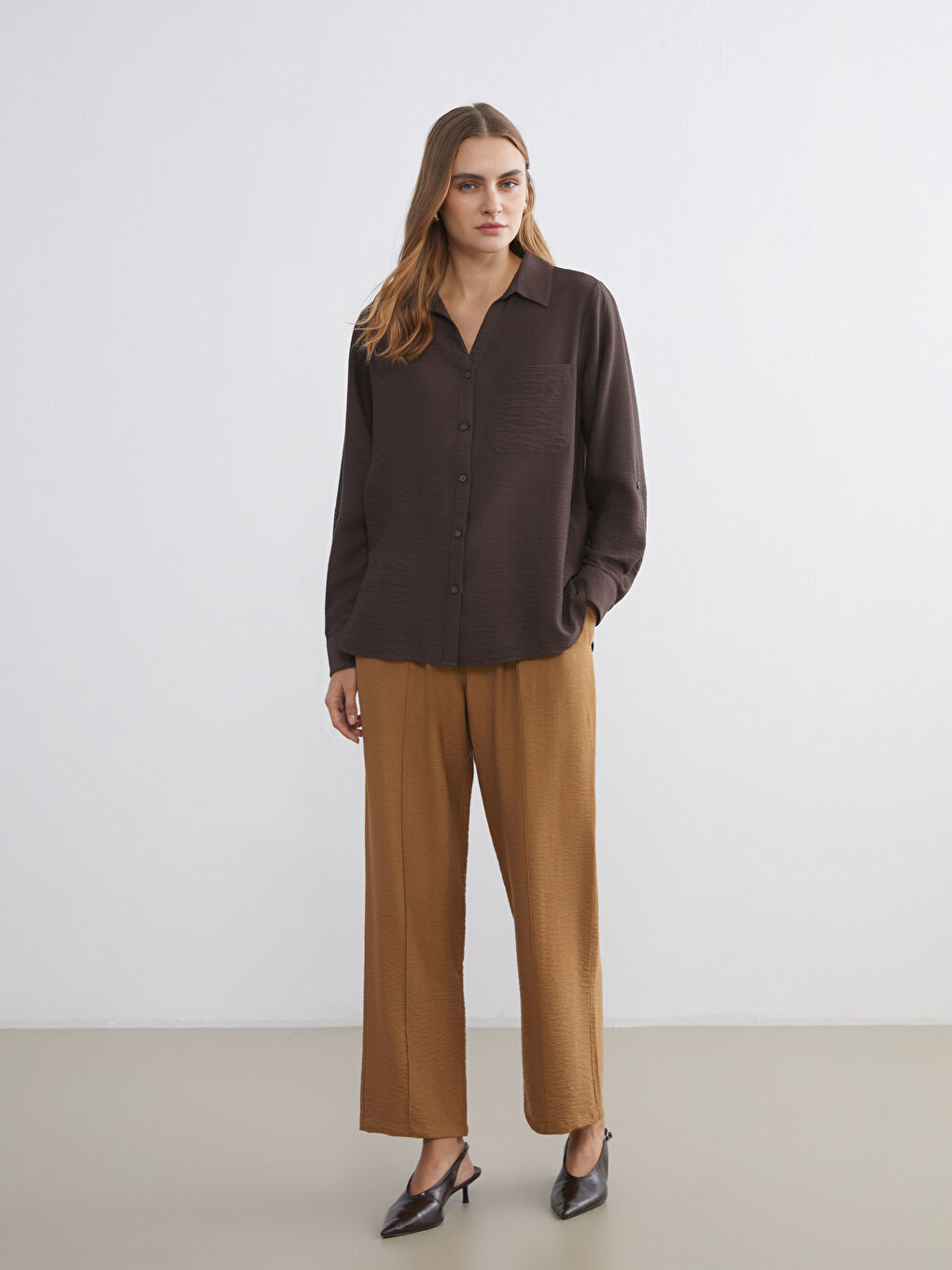 ქალთა თავისუფალი ჭრილის ნაკეციანი შარვლები