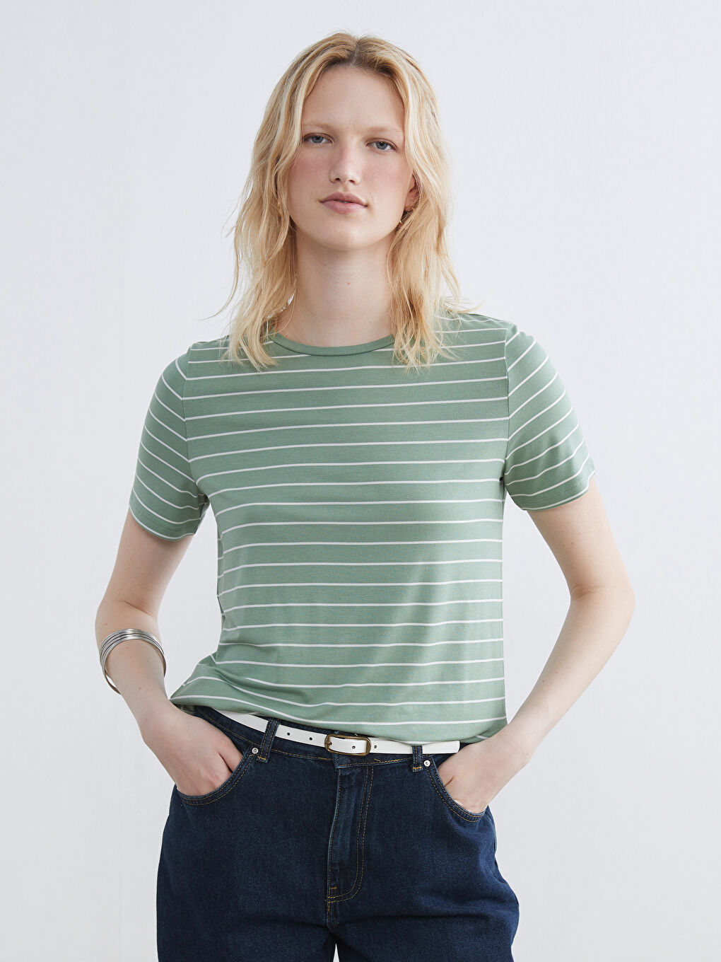 Әйелдерге арналған жолақты дөңгелек жағалы футболка