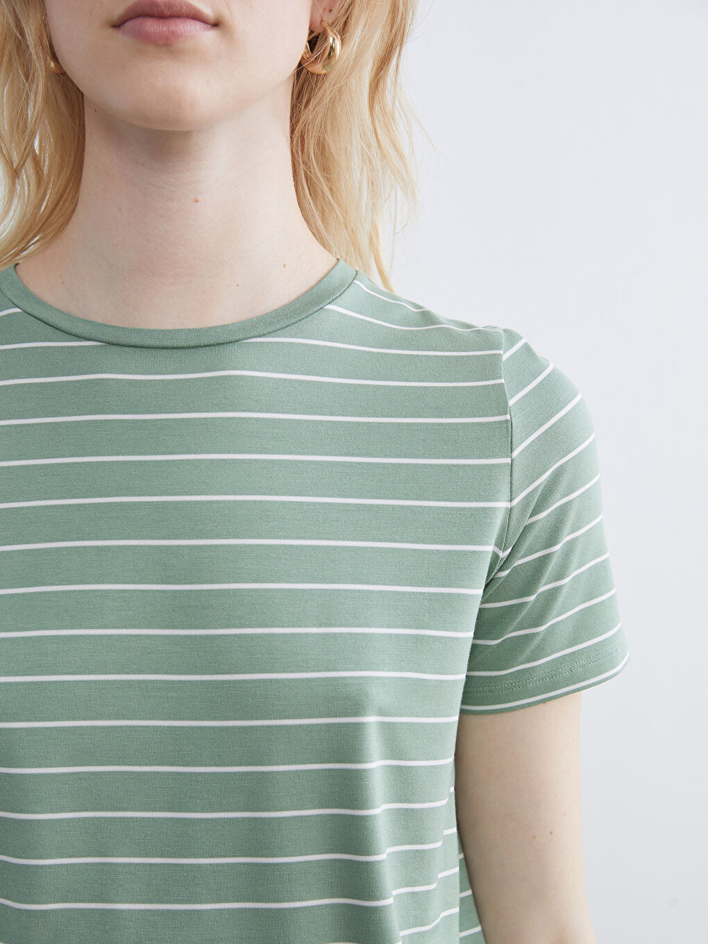 Әйелдерге арналған жолақты дөңгелек жағалы футболка-2
