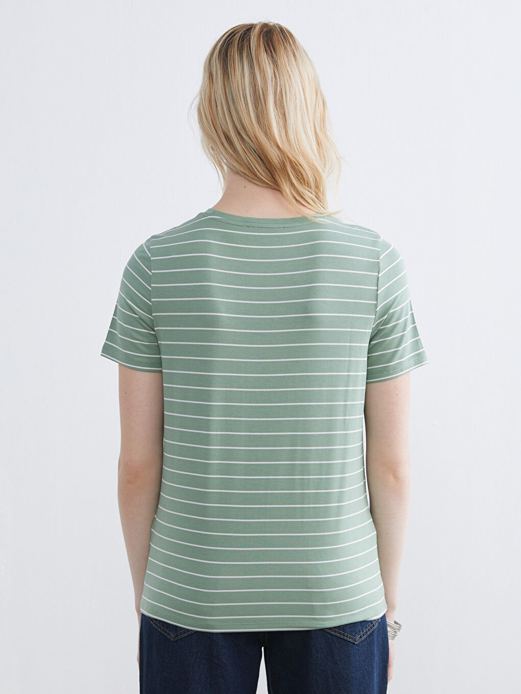 Әйелдерге арналған жолақты дөңгелек жағалы футболка-3