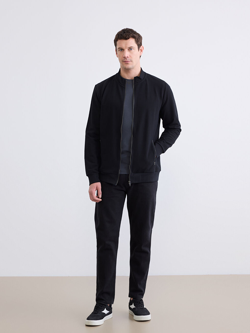 سويتشيرت رجالي كلاسيك بقصة مريحة وسحاب كامل وياقة واقفة-1