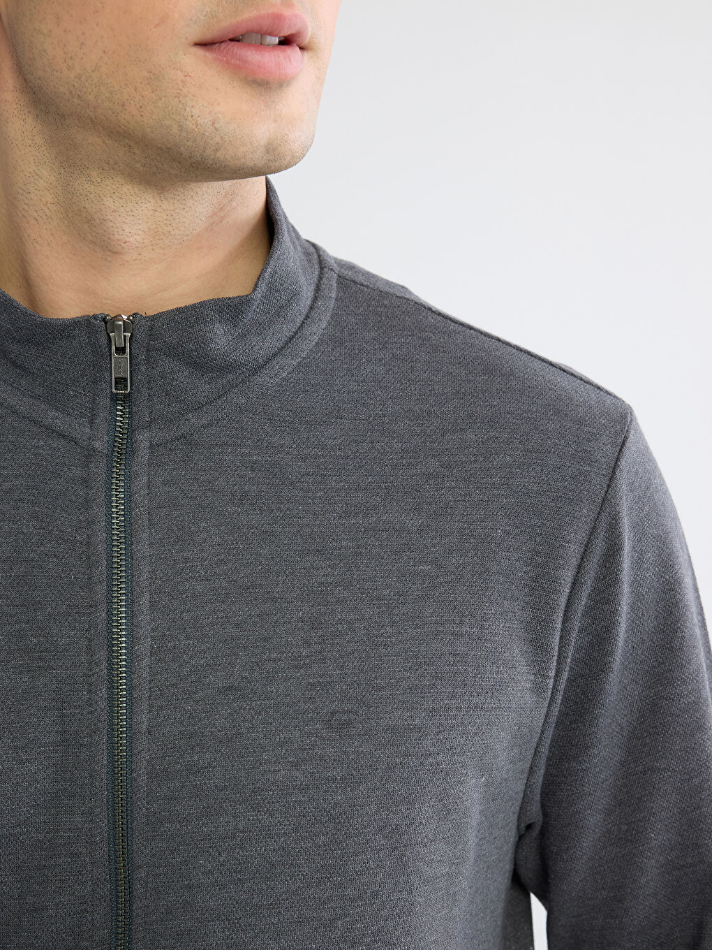 سويتشيرت رجالي كلاسيك فيت، ياقة واقفة، بسحاب أمامي.-2