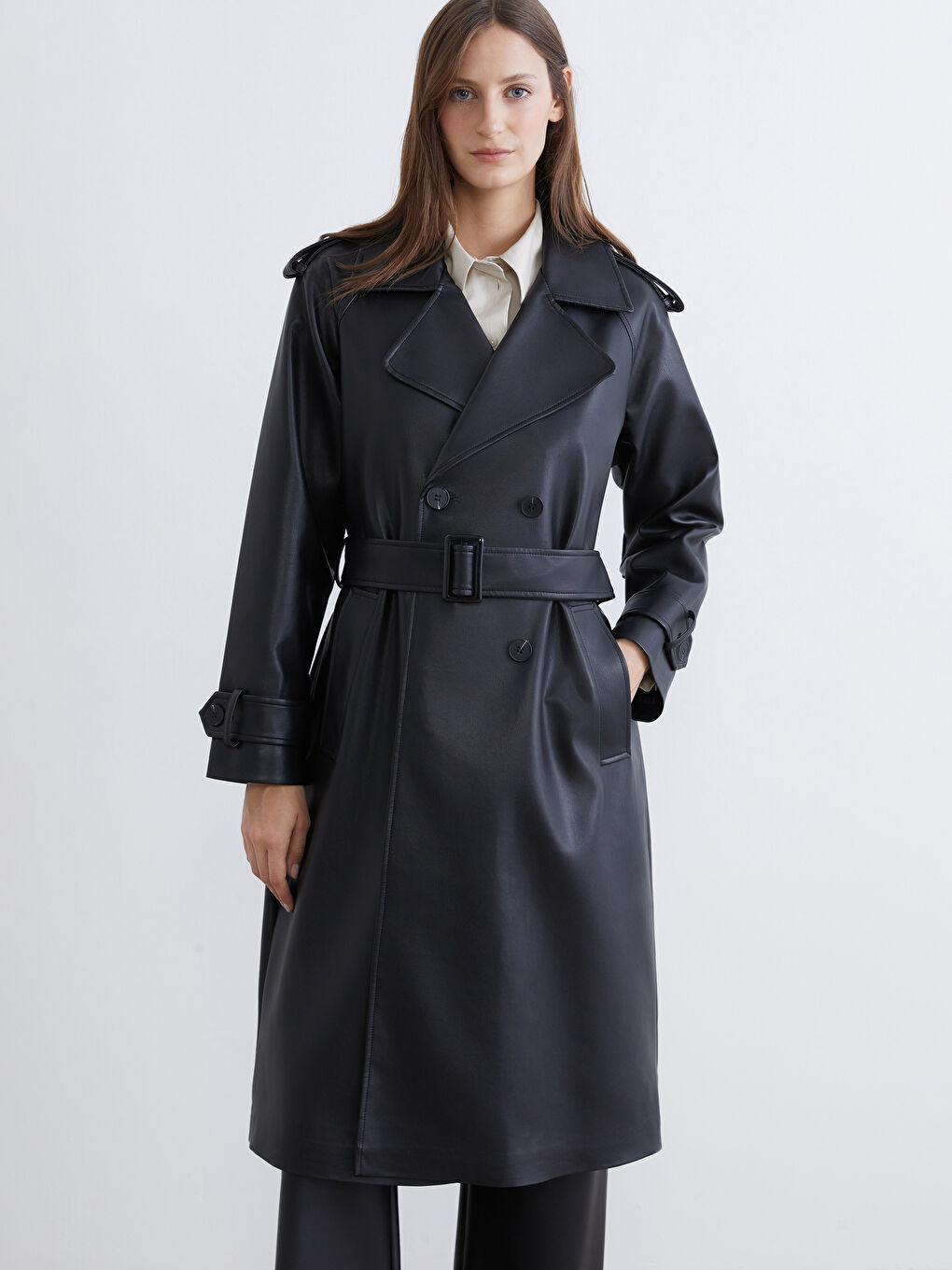 Siyah Kruvaze Yaka Kadın Deri Görünümlü Trençkot