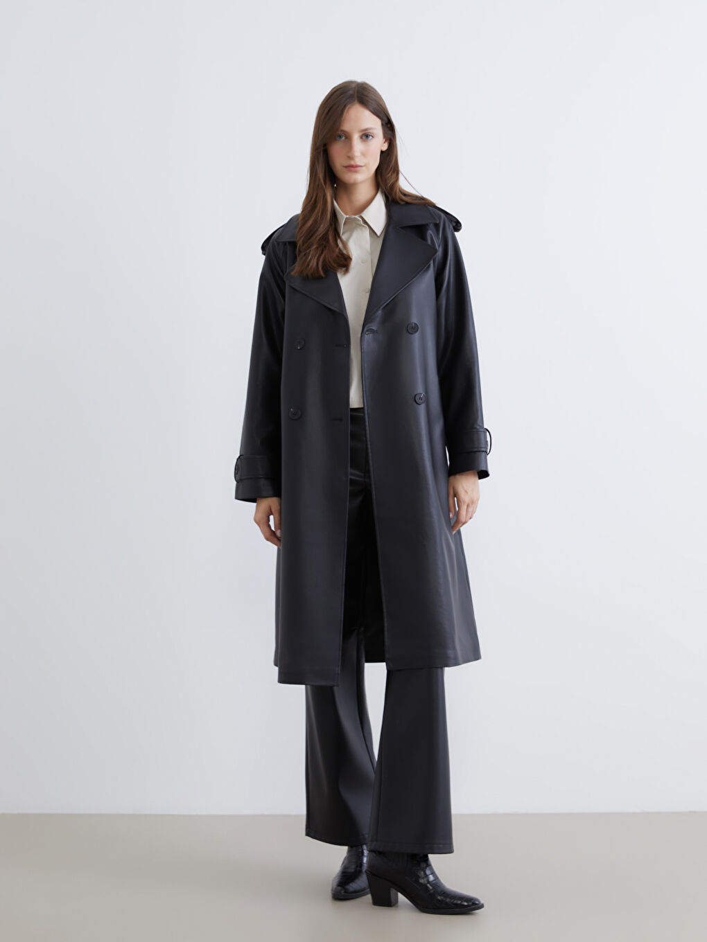 Siyah Kruvaze Yaka Kadın Deri Görünümlü Trençkot-1