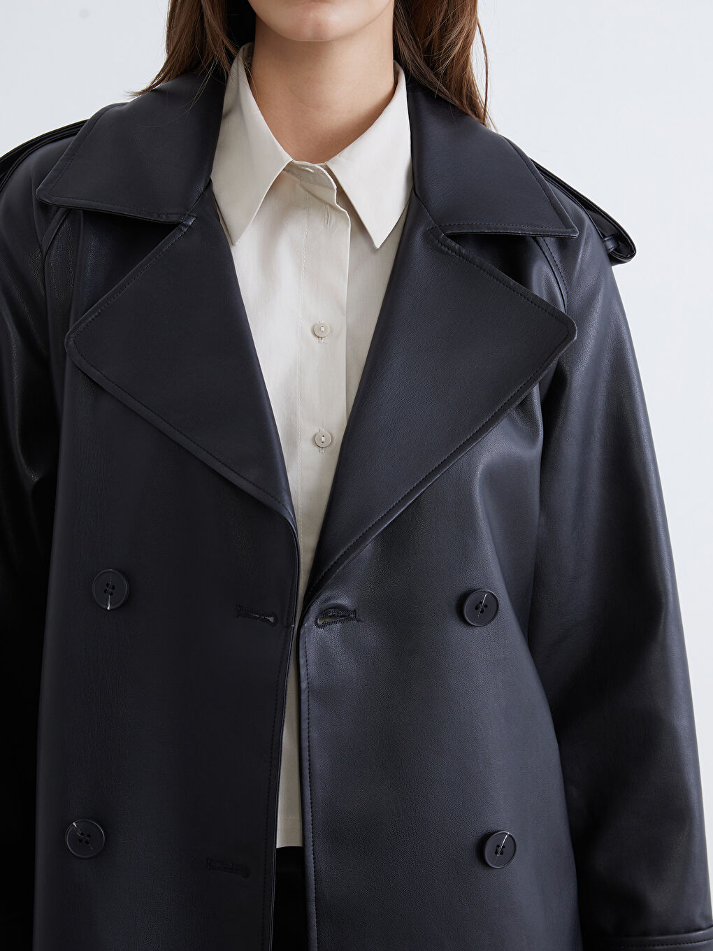 Siyah Kruvaze Yaka Kadın Deri Görünümlü Trençkot-2