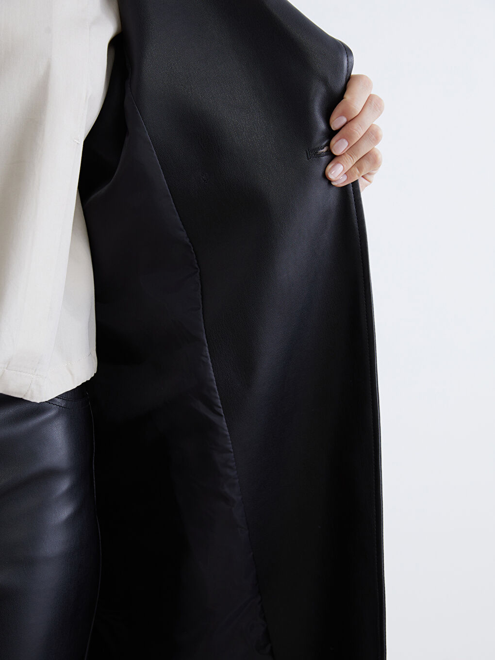 Siyah Kruvaze Yaka Kadın Deri Görünümlü Trençkot-3