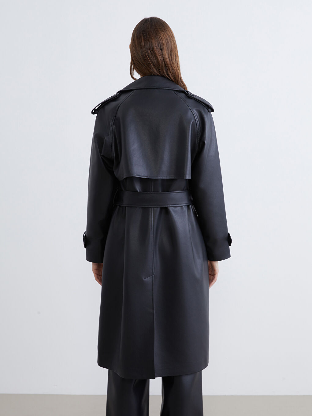 Siyah Kruvaze Yaka Kadın Deri Görünümlü Trençkot-4