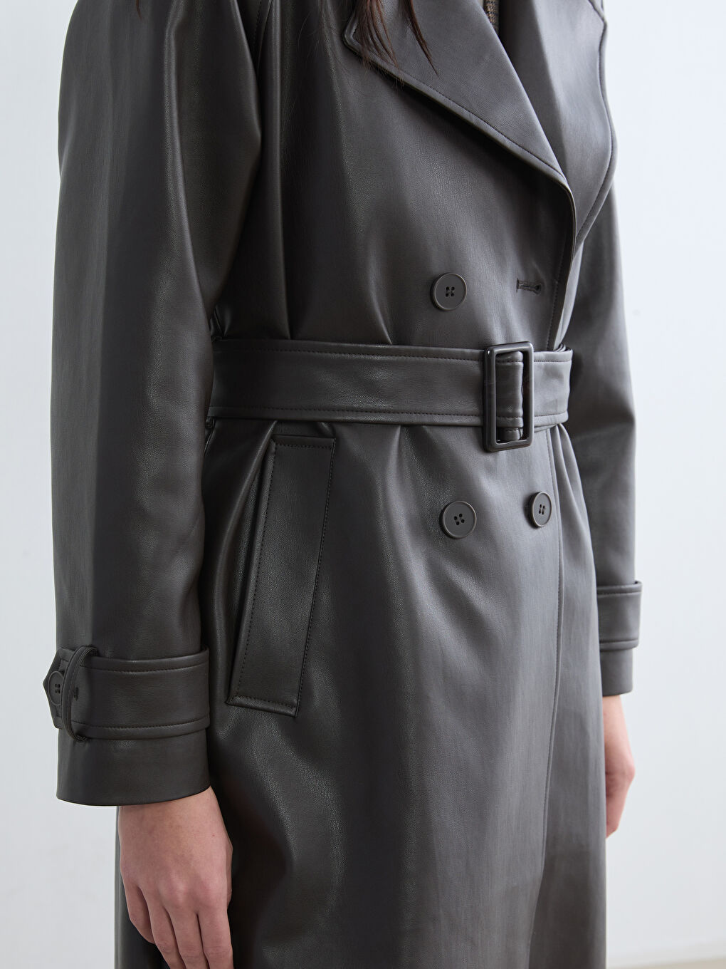 Kahverengi Kruvaze Yaka Kadın Deri Görünümlü Trençkot-2