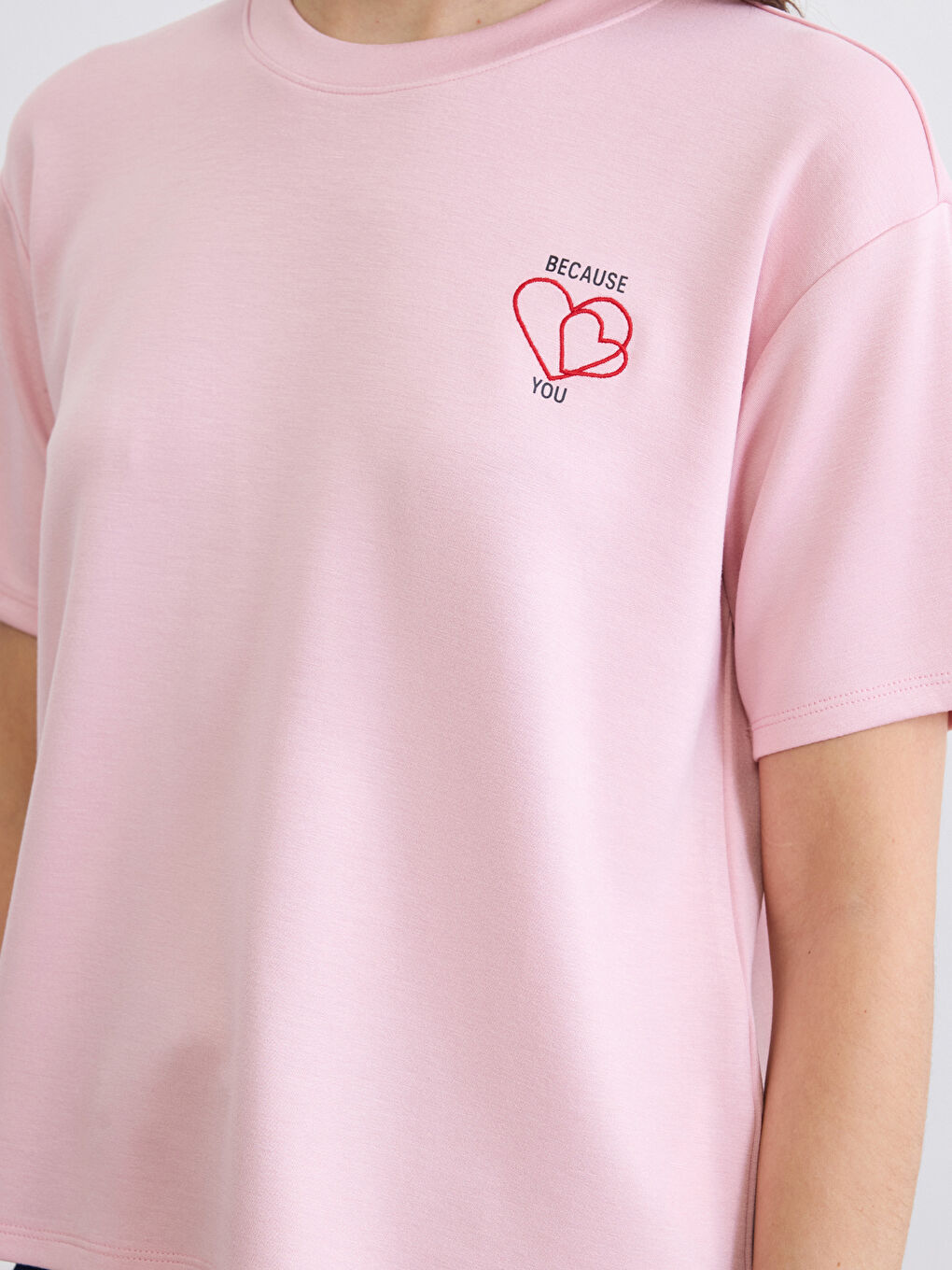 მრგვალი საყელო ნაბეჭდი ქალის მაისური-2