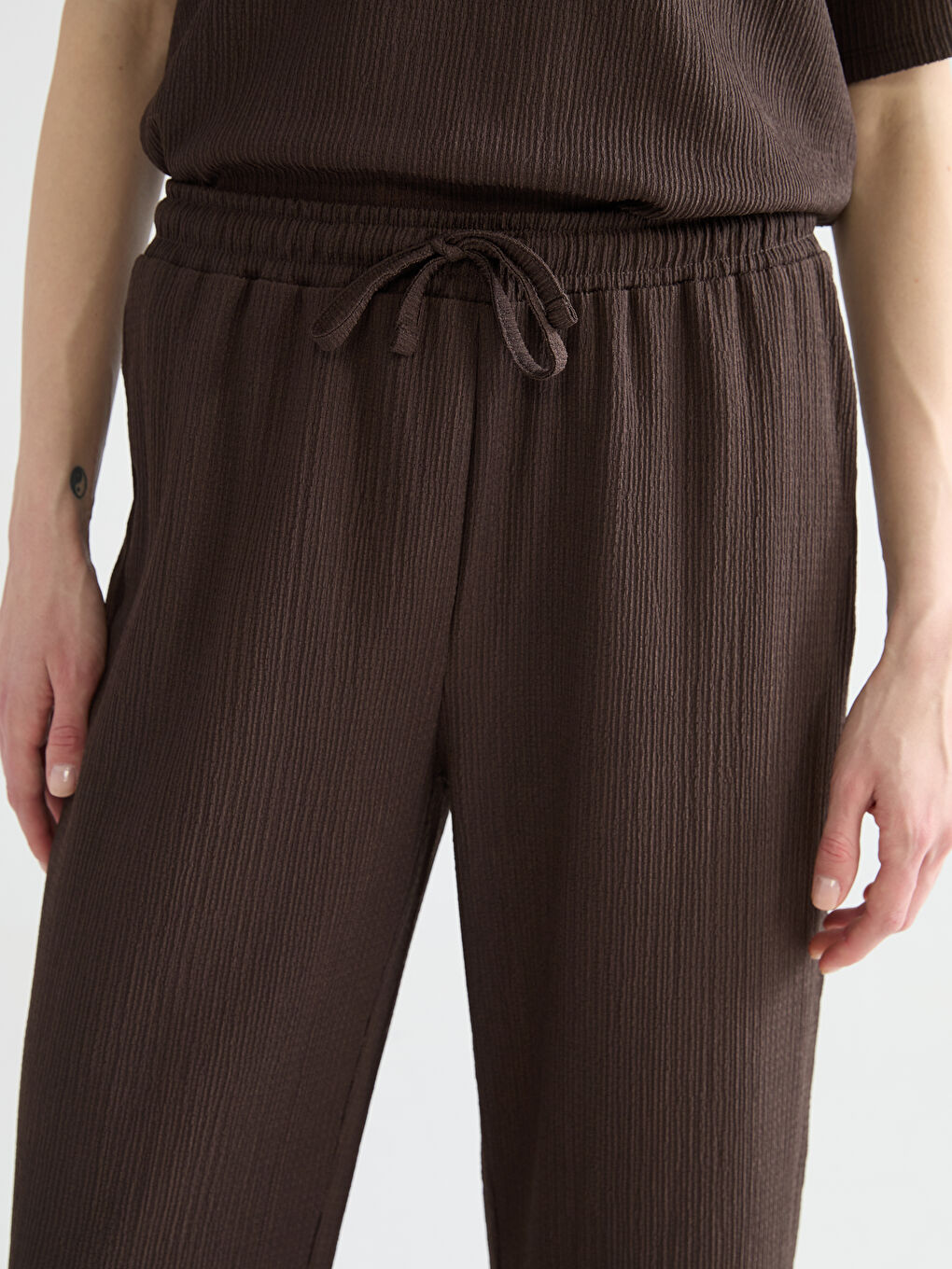 Женские текстурированные брюки с эластичным поясом-2