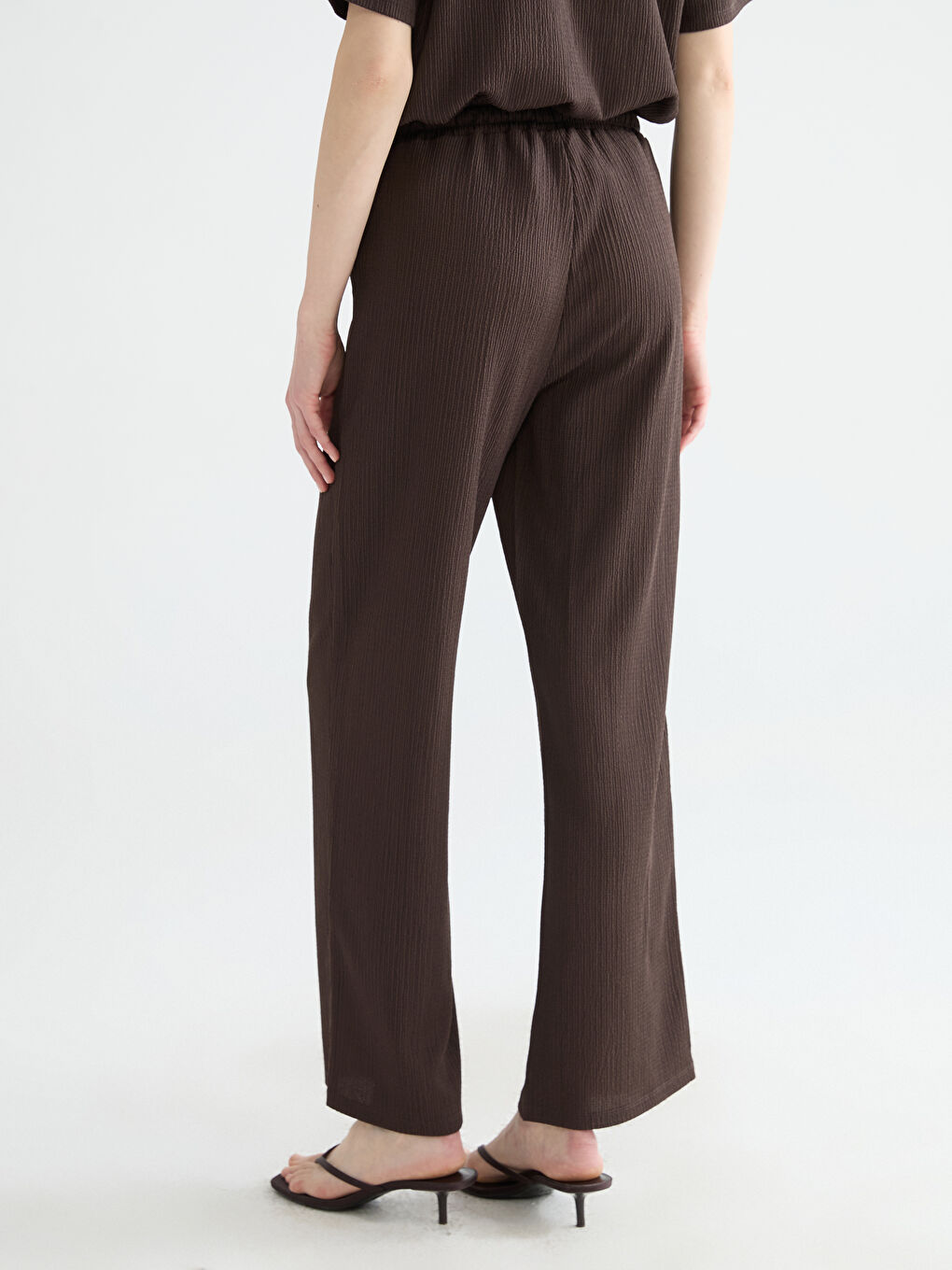 Женские текстурированные брюки с эластичным поясом-3