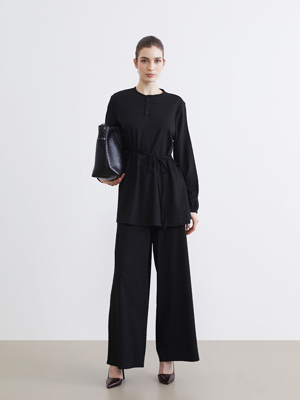 Textured wide-leg women's trousers with an elasticated waist.