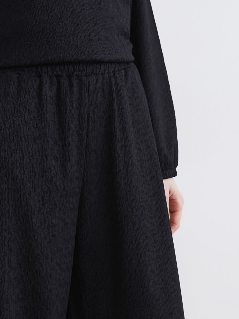 Textured wide-leg women's trousers with an elasticated waist.-2