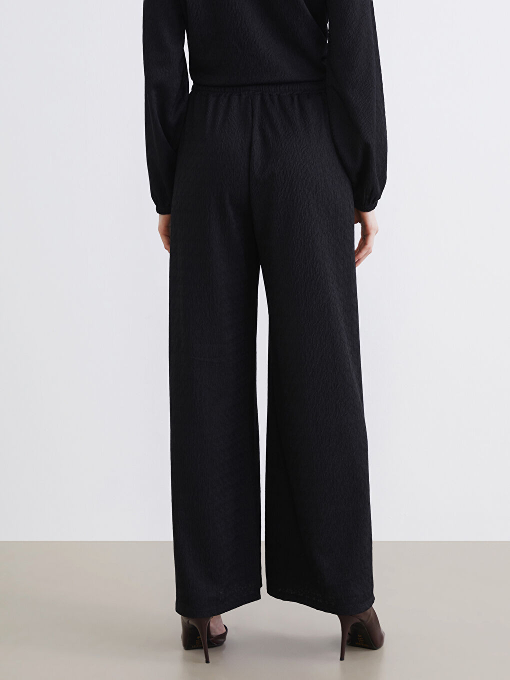 Textured wide-leg women's trousers with an elasticated waist.-3