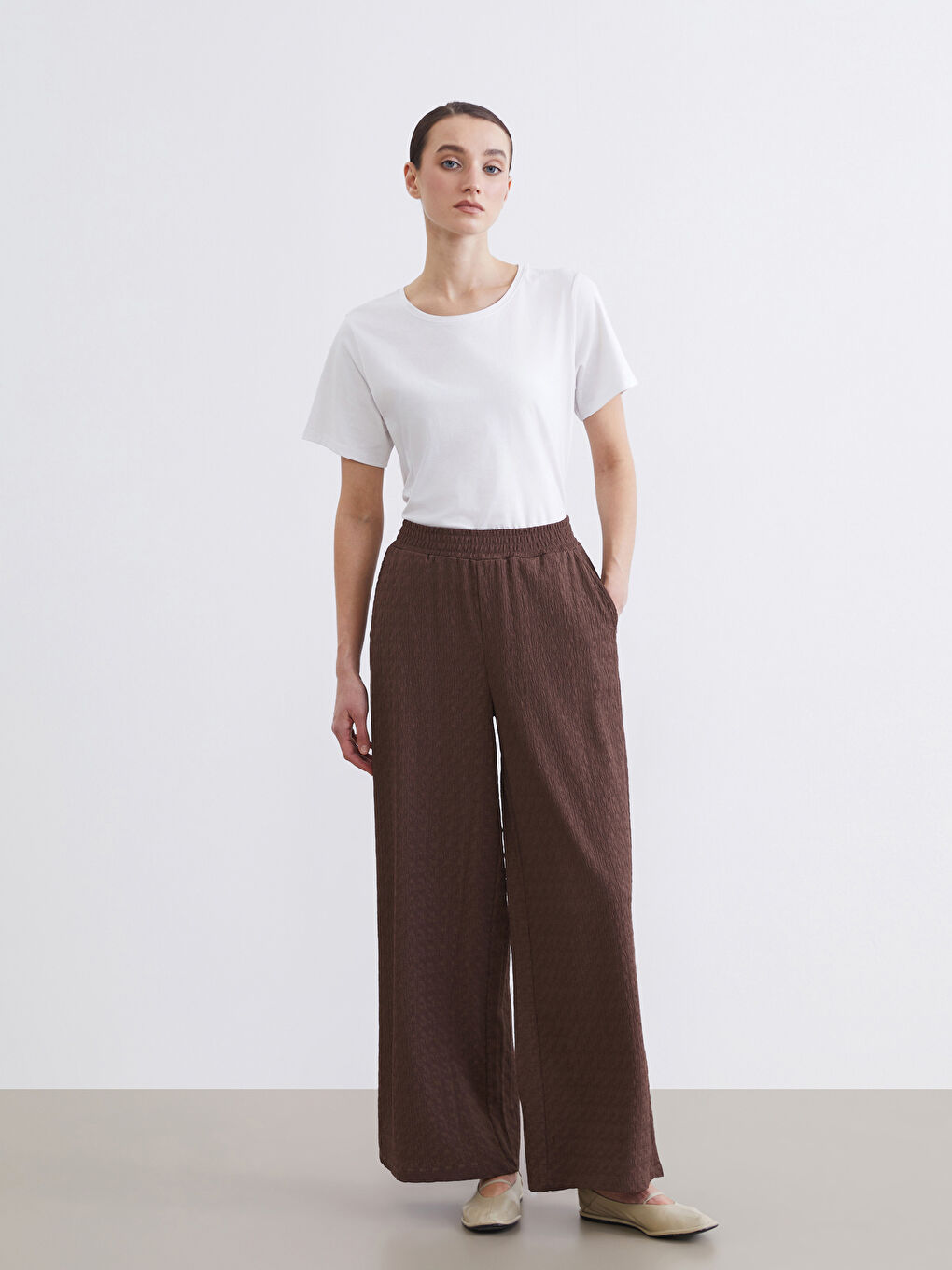 Textured wide-leg women's trousers with an elasticated waist.