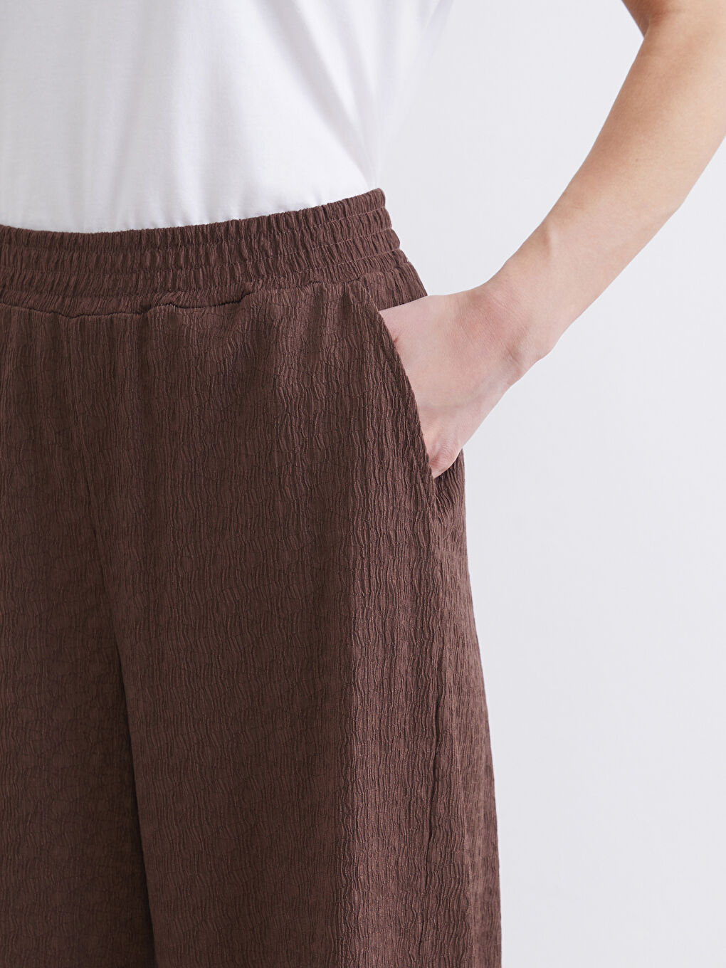 Textured wide-leg women's trousers with an elasticated waist.-2