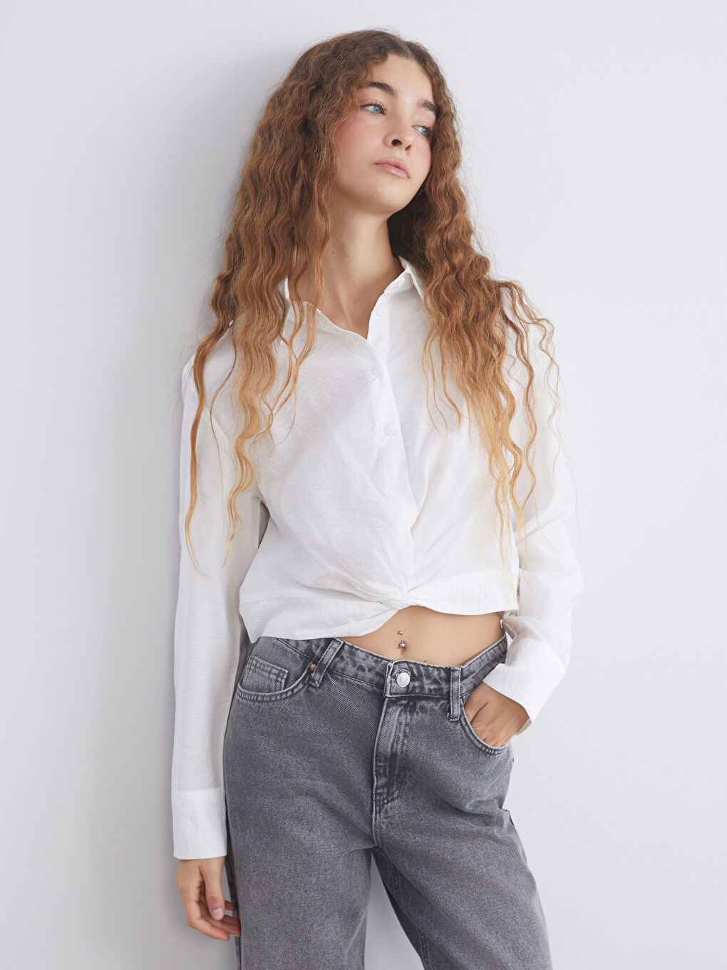 Chemise courte froncée pour femme