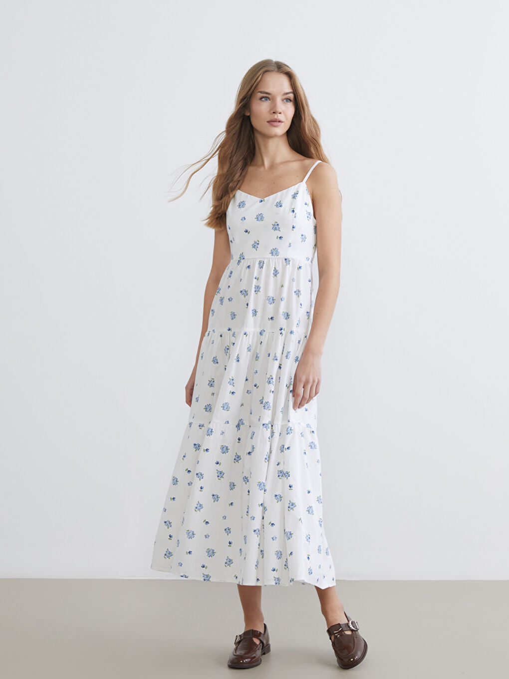 فستان بوبلين زهري بحمالات مع فتحة رقبة على شكل حرف V للنساء