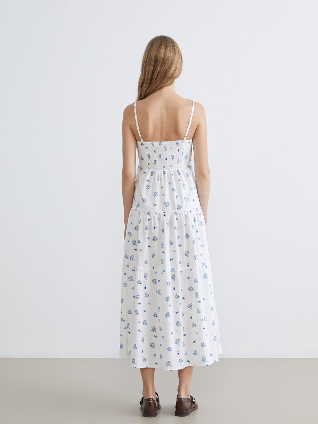 فستان بوبلين زهري بحمالات مع فتحة رقبة على شكل حرف V للنساء-3