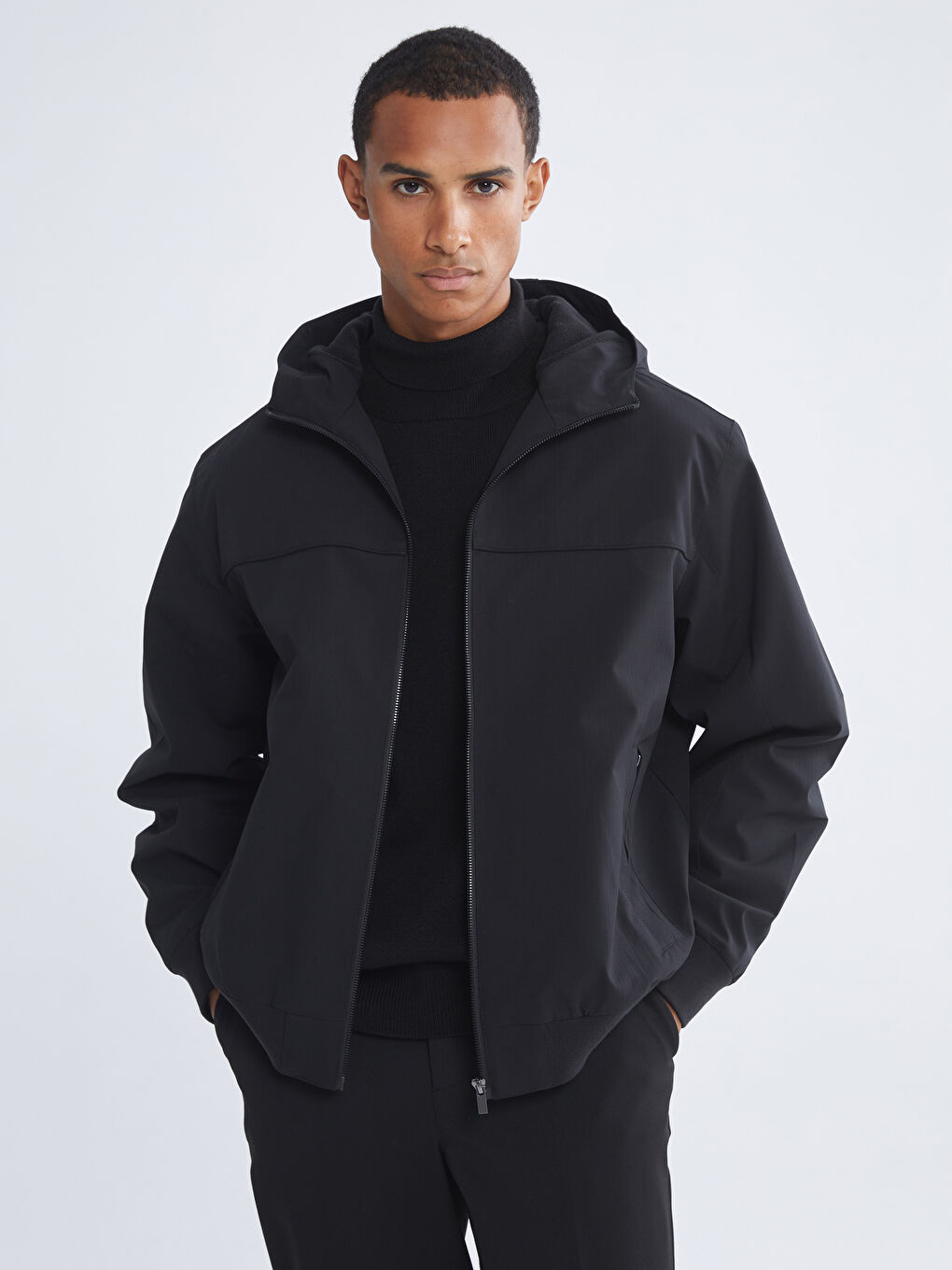 Siyah Rahat Kalıp Kapüşonlu Erkek Mont